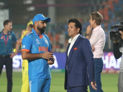  Indian fast bowler Mohammed Shami posted a photo with master blaster Sachin Tendulkar and asked fans to suggest captions  | कॅप्शन प्लीज...! एकाच फ्रेममध्ये दोन दिग्गज; फोटोला कॅप्शन सुचवा, शमीचे चाहत्यांना आवाहन
