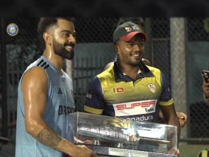 indian legend Virat Kohli Gets Special Gift From Local Sri Lankan Players Ahead Of India Vs Pakistan Clash In Asia Cup 2023, know here  | asia cup 2023 : श्रीलंकेत 'विराट' प्रेम! युवा खेळाडूकडून किंग कोहलीला चांदीची बॅट 'गिफ्ट'