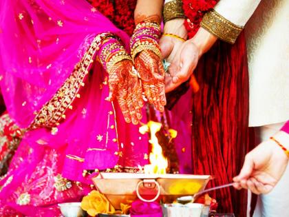 fake marriage scenes as groom printed brother name on wedding card later got exposed police shocked see what happened in detailed | लग्नाच्या पत्रिकेवर छापलं भावाचं नाव पण स्वत:च घेतले सात फेरे, सत्य समजलं अन् पोलीसही चक्रावले!