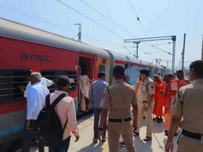 Dressed as a sadhu in the Mumbai-Jaipur Express train | मुंबई- जयपूर एक्सप्रेस ट्रेनमध्ये साधूच्या वेशात चार आतंकवादी असल्याचे ट्विट; आरपीएफ ने ताब्यात घेतले