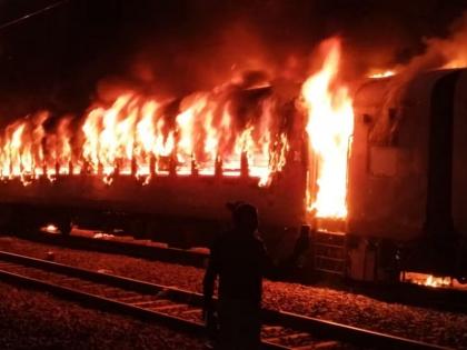 New Delhi-Darbhanga Express caught fire, coaches caught fire, incident of station master, and... | नवी दिल्ली-दरभंगा एक्सप्रेसला भीषण आग, डब्यांनी घेतला पेट, स्टेशन मास्तरांचं प्रसंगावधान, आणि...   