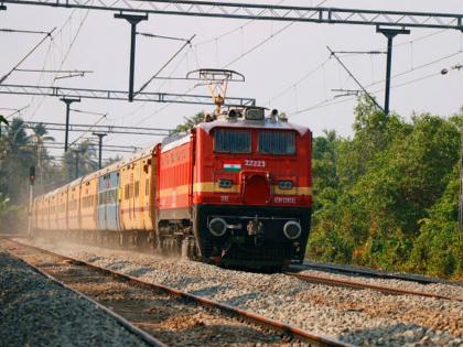   Shocking! The train from Kolkata to Amritsar ran in the opposite direction, when the driver realized...   | धक्कादायक! उलट्या दिशेने धावली कोलकात्याहून अमृतसरला जाणारी ट्रेन, ड्रायव्हरला समजल्यावर...  