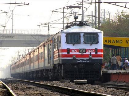 senior citizens will not get discount on train fare railways do not want loss 5000 crore hit due to discount | ज्येष्ठांना रेल्वे भाड्यात सूट मिळणार नाहीच; रेल्वेला तोटा नको, सवलतीमुळे ५००० कोटींचा फटका