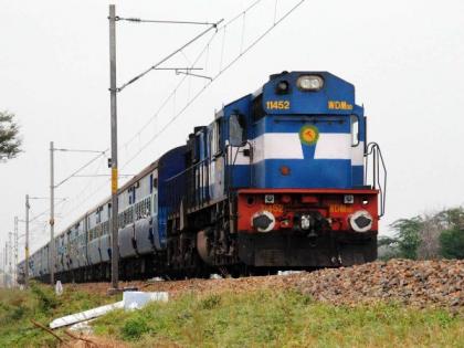 'Long' distance trains 'Late' due to block and fog | ब्लॉक व धुक्यामुळे लांब पल्ल्याच्या आठ रेल्वेगाड्या ‘लेट’