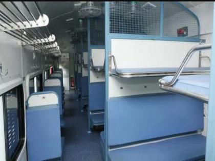 Fight broke out in a train coach after a child used the toilet Three people including a woman were brutally beaten up | चिमुकल्याने सू-सू केल्यामुळे रेल्वेच्या कोचमध्ये राडा; महिलेसह तिघांना बेदम मारहाण