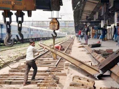 Big news; Old railway coaches and locomotives carrying passengers to Solapur are scrapped | मोठी बातमी; सोलापूरकरांना प्रवास घडविणारे रेल्वेचे जुने डबे अन् इंजिन भंगारात