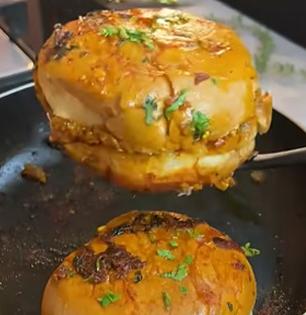 कुछ देसी हो जाये! शाळेच्या डब्यासाठी खास खाऊ, पावसाळ्यात खा गरमागरम देसी बर्गर