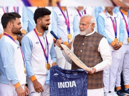   Indian team gifted a signed bat to the Prime Minister Narendra Modi for winnig gold medal in asian games 2023  | ऋतुराजसेनेच्या 'सोनेरी' कामगिरीचं मोदींकडून अभिनंदन; भारतीय शिलेदांरांनी पंतप्रधानांना दिली खास 'भेट'