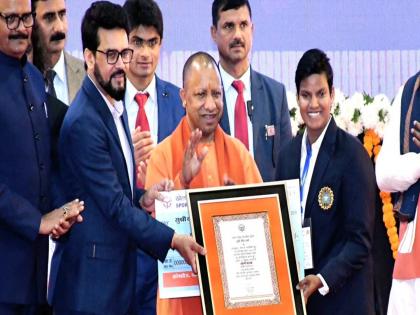 indian women Cricketer Deepti Sharma honoured with post of Deputy Superintendent of Police in Uttar pradesh  | भारताची क्रिकेटर झाली पोलीस उपअधीक्षक; योगींकडून जॉइनिंग लेटर, तीन कोटींचा चेकही मिळाला