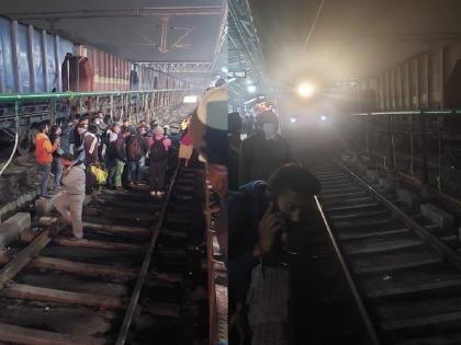 Passengers' anger on railway tracks, atmosphere of tension at Gondia railway station | रेल्वे ट्रॅकवर प्रवाशांचा संताप, गोंदिया रेल्वे स्थानकावर तणावाचे वातावरण