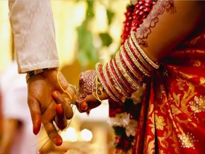 Groom kisses bride in front of 300 people, angry bride rushes to police station | नवऱ्या मुलाने 300 लोकांसमोर मुलीला Kiss केले, चिडलेल्या नववधूने थेट पोलीस स्टेशन गाठले