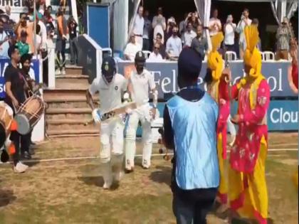 India vs England: Indian team welcome by traditional dance | India vs England: भारतीय संघाचे वाजत गाजत स्वागत...