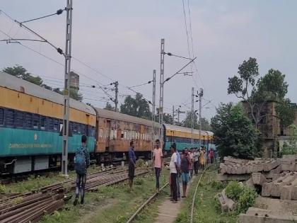 Jharkhand indian railway: big negligence; Train coaches started running without engine, fortunately a major accident was avoided | निष्काळजीपणा; इंजिनशिवाय धावू लागले ट्रेनचे डब्बे, सुदैवाने मोठा अपघात टळला