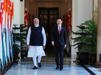 India Singapore Ties: Trump kept imposing tariffs and India signed 5 major deals worth billions with Singapore | ट्रम्प टॅरिफ-टॅरिफ करत राहिले अन् भारताने सिंगापूरसोबत अब्जावधीचे ५ मोठे करार केले... India Singapore Ties: Trump kept imposing tariffs and India signed 5 major deals worth billions with Singapore | ट्रम्प टॅरिफ-टॅरिफ करत राहिले अन् भारताने सिंगापूरसोबत अब्जावधीचे ५ मोठे करार केले...