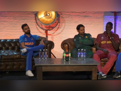 ICC World Cup 2019 : India-Pakistan as like other game, say virat kohli; pakistan's captain agree with him | आयसीसी विश्वचषक 2019 : भारत-पाक लढतीबाबत कॅप्टन कोहलीचं मोठं विधान, सर्फराजनंही डोलावली मान