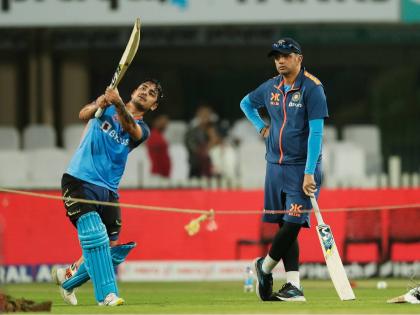 IND vs NZ 1st T20I Live : India have won the toss and they've decided to bowl first, Prithvi shaw not in playing XI, see full squad  | IND vs NZ 1st T20I Live : हार्दिक पांड्याने नाणेफेक जिंकून घेतला अचंबित करणार निर्णय, पृथ्वीसह स्टार फिरकीपटूला बसवले बाकावर