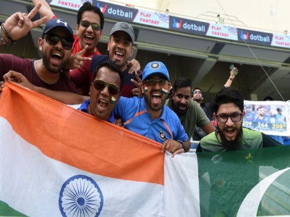 India vs Pakistan: Pakistan's fans disrespect team | India vs Pakistan : पाकिस्तानच्या संघाची चाहत्यांनी केली 'अशी' धुलाई