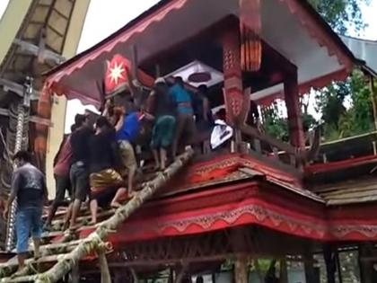 Man killed by mothers falling coffin in Indonesia | दुर्दैव! आईची शवपेटी अंगावर पडून मुलाचा मृत्यू