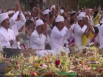 Hindu pilgrims are sacrificing the volcano, sacrifice and worship, millions of people leave their home and flee | ज्वालामुखी शांत करण्यासाठी हिंदू करत आहेत यज्ञ आणि पूजा, लाखो लोकांचं घर सोडून पलायन 