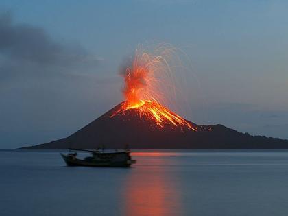 'VOLCANO TSUNAMI' strikes Indonesia leaving at least 43 dead and hundreds more injured | इंडोनेशियामध्ये ज्वालामुखीच्या उद्रेकानं सुनामीचा कहर, 168 लोकांचा मृत्यू, 600 जण जखमी