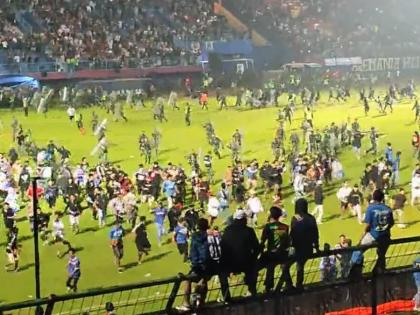 in indonesia death frenzy on the football field fans of the losing team in the field | फुटबॉल मैदानात मृत्यूचे तांडव; हरलेल्या संघाचे फॅन्स मैदानात; लाठीमार, पळापळ अन् चेंगराचेंगरी