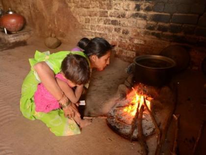 The price hike replaced the gas cylinder with a stove | दरवाढीने गॅस सिलिंडरची जागा घेतली चुलीने; किंमत पोहोचली ९१० रुपयांवर