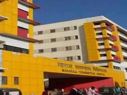 fire broke down at maharaja yashwantrao hospital in indore | इंदौरमध्ये एका रुग्णालयाच्या कँटीनला आग, 100 रुग्णांना काढलं सुरक्षितरीत्या बाहेर