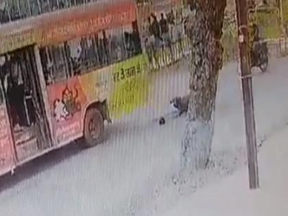 indore student died in road accident bus driver negligence cctv footage | VIDEO: बस चालकाचा बेजबाबदारपणा जीवावर बेतला; चाकाखाली आल्यानं विद्यार्थ्याचा मृत्यू