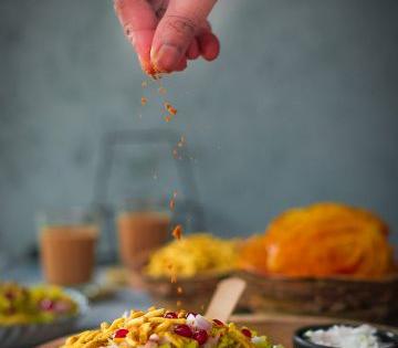 अस्सल इंदोरी पोहे करायची ही घ्या परफेक्ट कृती! एकदम दिलखुश मामला..