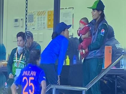 India vs Pakistan,  ICC Women's World Cup : Indian cricketer Ekta bisht having fun time with Maroof bismah's baby, near Pakistan dressing room, Watch Video   | Moment of the day:  भारतीय संघाने सामना जिंकला अन् पाकिस्तानींचे मनही; India vs Pakistan सामन्यातील सर्वात सुंदर क्षण, Video 