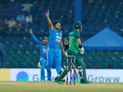 Asia Cup 2023 India vs Pakistan Live Asia Cup 2023 - Shardul Thakur strikes in the first over after the resumption; Mohammad Rizwan edges one to KL Rahul - Pakistan 47 for 3, Video  | शार्दूल ठाकूरने भारी चेंडू टाकला, मोहम्मद रिझवानला 'पप्पू' बनवला, Video 