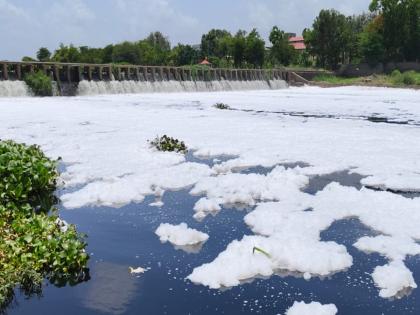 Pilgrimage Alandi: For the second day in a row, holy Indrayani was foamed with chemical foam | तीर्थक्षेत्र आळंदी : सलग दुसऱ्या दिवशी पवित्र इंद्रायणी रसायनयुक्त फेसाने फेसाळली