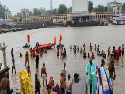 Rains intensify in Alandi; Devotees advised not to bathe in Indrayani water tank | आळंदीत पावसाचा जोर वाढला; भाविकांना इंद्रायणी पात्रात स्नानासाठी न उतरण्याच्या सूचना Rains intensify in Alandi; Devotees advised not to bathe in Indrayani water tank | आळंदीत पावसाचा जोर वाढला; भाविकांना इंद्रायणी पात्रात स्नानासाठी न उतरण्याच्या सूचना