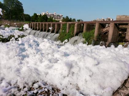 Alandi ciitzens life giving indrayani river foamed again Looks like it's snowing | Indrayani Polluted: बापरे केवढं हे प्रदूषण! इंद्रायणी पुन्हा एकदा फेसाळली, चक्क बर्फवृष्टी झाल्याचा भास