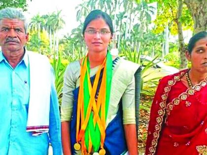 Minority farmer's daughter in Sangrampur taluka gets 10 medals! | संग्रामपूर तालुक्यातील अल्पभूधारक शेतकर्‍याच्या मुलीला दहा पदके! 