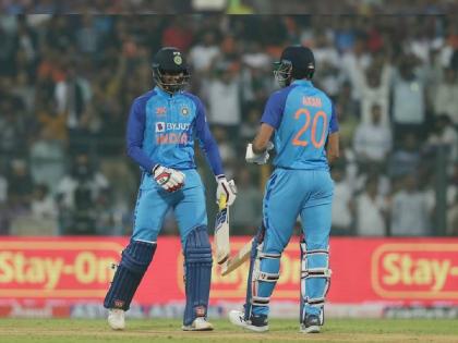 IND vs SL 1st T20I Live Updates : India finishes at 162/5 - a marvelous partnership between Deepak Hooda and Axar Patel. Hooda smashed 41* (23), Axar scored 31* (20). | IND vs SL 1st T20I Live Updates : इशान, हार्दिक, दीपक, अक्षर यांनी इभ्रत वाचवली; श्रीलंकेच्या गोलंदाजांनी केलेली कोंडी