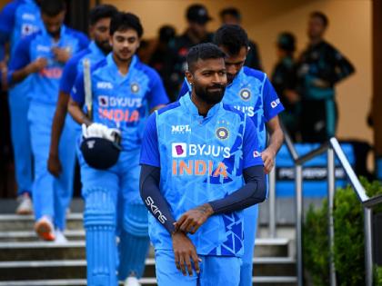 IND vs SL 1st T20I Live Updates : Arshdeep Singh wasn't available for selection for the 1st T20I against Sri Lanka since he has still not fully recovered from his illness | IND vs SL 1st T20I Live Updates : भारतीय गोलंदाज मैदानावर उतरण्यापूर्वीच आजारी पडला; हार्दिक पांड्याने लगेच संघात बदल केला 