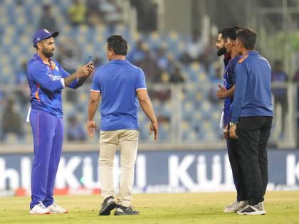 IND vs SL, 3rd ODI Live : A fan invaded the field and touched Virat Kohli's feet.Surya taking the picture of Virat and the fan who entered the ground | IND vs SL, 3rd ODI Live : विराट कोहलीच्या आतषबाजीचा 'दिवाना' मैदानावर आला; सूर्यकुमारला फोटोग्राफर बनवला!