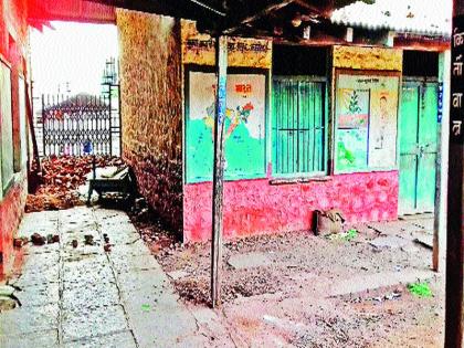 Indapur district council school building dilapidated | इंदापूर जिल्हा परिषद शाळा इमारत जीर्ण