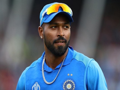India Vs New Zealand World Cup Semi Final : Injury concerns for India with Hardik Pandya departing the field at the end of his fourth over | India Vs New Zealand World Cup Semi Final : भारताच्या गोटात चिंतेचे वातावरण, हार्दिक पांड्यानं मैदान सोडलं