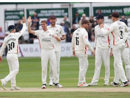 40 wickets in one & half day : Lancashire win by 38 runs against Essex, having been 7-6 at one point yesterday evening in County Championship Division One | दीड दिवसांत ४० विकेट्स! गोलंदाजांचा कहर, ७ धावांवर ६ विकेट्स गमावणाऱ्या संघाने मारली बाजी  