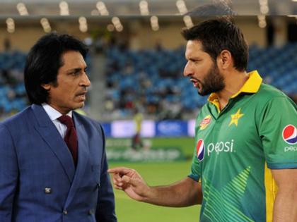 Former Pakistan captain Shahid Afridi has now said that even Indians want to see the Pakistan play in their backyard amid the looming threat of Pakistan pulling out of the ODI World Cup | Shahid Afridi : पाकिस्तानी क्रिकेटपटूंना प्रत्यक्ष खेळताना पाहण्यासाठी भारतीय उत्सुक; शाहिद आफ्रिदीचा हास्यास्पद दावा