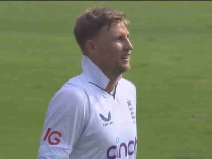 India vs England 2nd Test Live Update : Joe Root sustained an external blow to his right little finger, attempting a slip catch in the first session of D3, there is no indication of when he will return to the field.   | इंग्लंडला धक्का; प्रमुख खेळाडूने तातडीने सोडाले मैदान, परत खेळायला येईल याची गॅरंटी नाही