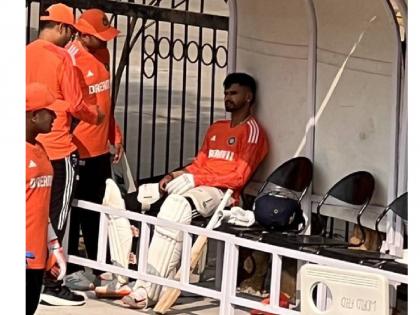 IND vs ENG :  Shreyas Iyer got hit on his right wrist while taking throwdowns. He tried to bat again but after facing one ball, he walked out of the nets. He was seen applying ice pack   | Big Blow! सराव सत्रात भारताचा स्टार फलंदाज जखमी, वैद्यकिय टीमची पळापळ 