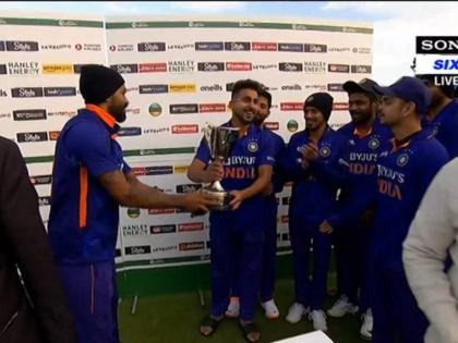 IND vs IRE : MS Dhoni to Virat Kohli to Rohit Sharma and now Hardik Pandya - he has handed over the winning trophy to Umran Malik, Video | Umran Malik, IND vs IRE : धोनी, कोहली, रोहित यांची परंपरा हार्दिक पांड्याने कायम राखली; उम्रान मलिकला भेट दिली, Video 