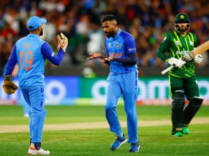 T20 World Cup, Hardik Pandya : Indian bowling coach Paras Mhambrey confirms Hardik Pandya is fit & has no thoughts of resting him against Netherlands. | T20 World Cup, Hardik Pandya : हार्दिक पांड्या अनफिट, नेदरलँड्सविरुद्ध नाही खेळणार? प्रशिक्षक पारस म्हाम्ब्रेंनी दिले अपडेट्स 