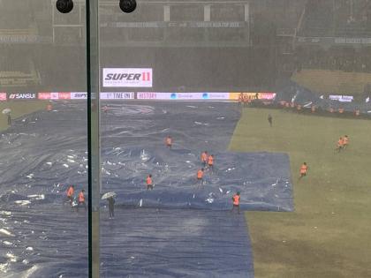 India vs Pakistan Live Update Marathi : Rain stops play, India 147 for 2 from 24.1 overs, Pakistan's target in 24 overs will be 206 if India does not bat again. | वादळी वाऱ्यासह पाऊस आला! भारताची फलंदाजी पुन्हा न झाल्यास पाकिस्तान समोर असेल 'हे' लक्ष्य