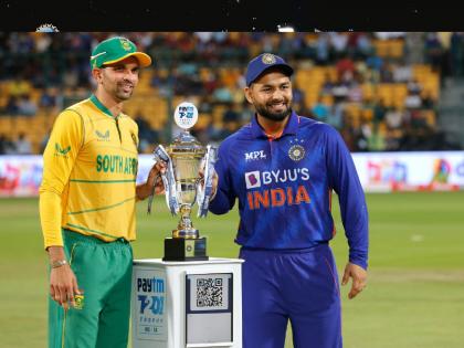 IND vs SA 5th T20I Live Updates : Rain has started at Chinnaswamy Stadium, players are going off, Match delayed, Video  | IND vs SA 5th T20I Live Updates : रिषभ पंतच्या ऐतिहासिक विक्रमाच्या मार्गात खोडा; खेळाडूंना सोडावे लागले मैदान, Video