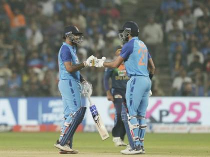 IND vs SL 2nd T20I Live : 5 sixes in the last 7 balls by Suryakumar yadav & Axar Patel,  Fifty in 20 balls by Axar Patel, 33 ball fifty for Suryakumar Yadav | IND vs SL 2nd T20I Live : 6, 6, 6, 1, 6, 1, 6! धो डाला; अक्षर पटेलचे २० चेंडूंत अर्धशतक; सूर्याच्याही खणखणीत पन्नास धावा