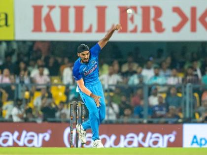 IND vs SL 2nd T20I Live : 3 consecutive No Balls by Arshdeep Singh, Hardik Pandya get Angry, he becomes the first Indian bowler to bowl hat-trick of no balls in the same over. | IND vs SL 2nd T20I Live : अर्शदीप सिंगची 'हॅट ट्रिक', पण नकोशी; ४ चेंडूंत दिल्या १४ धावा, हार्दिकचा चढला पारा 